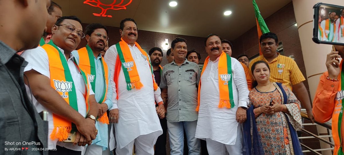 BasanagoudaBJP's tweet photo. ಹುಬ್ಬಳ್ಳಿಯ ಅರವಿಂದ ನಗರದಲ್ಲಿರುವ ಭಾರತೀಯ ಜನತಾ ಪಕ್ಷದ ಕಾರ್ಯಾಲಯದಲ್ಲಿ ಇಂದು ಪತ್ರಿಕಾಗೋಷ್ಠಿಯಲ್ಲಿ ಮಾತನಾಡಿದೆ. ಶಾಸಕರಾದ ಮಹೇಶ್ ಟೆಂಗಿನಕಾಯಿ, ಹುಬ್ಬಳ್ಳಿ- ಧಾರವಾಡ ಮಹಾನಗರ ಜಿಲ್ಲಾಧ್ಯಕ್ಷರಾದ ತಿಪ್ಪಣ ಮಜ್ಜಗಿ, ಮಹಾನಗರ ಪಾಲಿಕೆ ಸದಸ್ಯರಾದ ರಾಜಣ್ಣ ಕೊರವಿ, ಮುಖಂಡರಾದ ಲಿಂಗರಾಜ ಪಾಟೀಲ, ಬಸವರಾಜ ಕುಂದಗೋಳಮಠ ಮತ್ತಿತರರು ಇದ್ದರು.

@MTenginkai I @BjpHubli I #LokSabhaElections2024 I