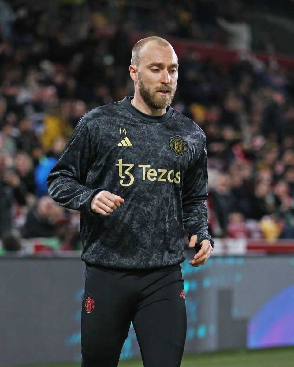 🚨🗣️ Ten Hag on why Eriksen no dey play much again: 'The main reason na Kobbie Mainoo, hin improvement. Hin dey play for that 6, 8 role, e bring creativity and calmness to our game, to the team. I think na why Eriksen get less minutes.' #MUFC