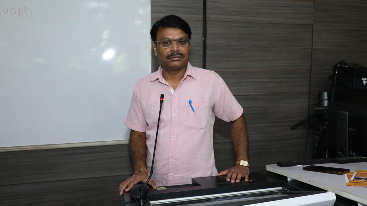 Dr. J K.Patidar, addressed students’ queries on diverse topics followed by vote of thanks by Dr. P. Varshney. This  group also visited the Division of Educational Kits and Central Institute of Educational Technology during the later part of the day. 

#NCERT #TeacherEducation