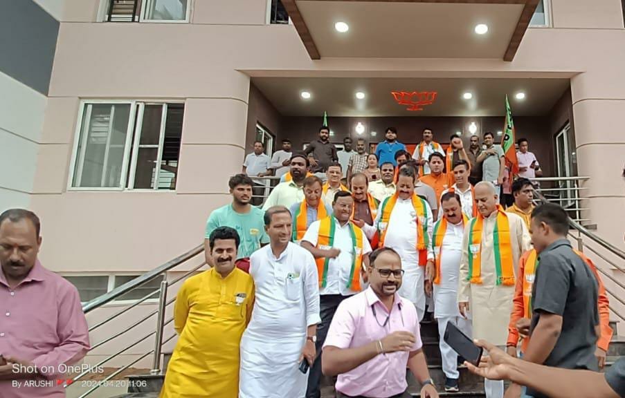 BasanagoudaBJP's tweet photo. ಹುಬ್ಬಳ್ಳಿಯ ಅರವಿಂದ ನಗರದಲ್ಲಿರುವ ಭಾರತೀಯ ಜನತಾ ಪಕ್ಷದ ಕಾರ್ಯಾಲಯದಲ್ಲಿ ಇಂದು ಪತ್ರಿಕಾಗೋಷ್ಠಿಯಲ್ಲಿ ಮಾತನಾಡಿದೆ. ಶಾಸಕರಾದ ಮಹೇಶ್ ಟೆಂಗಿನಕಾಯಿ, ಹುಬ್ಬಳ್ಳಿ- ಧಾರವಾಡ ಮಹಾನಗರ ಜಿಲ್ಲಾಧ್ಯಕ್ಷರಾದ ತಿಪ್ಪಣ ಮಜ್ಜಗಿ, ಮಹಾನಗರ ಪಾಲಿಕೆ ಸದಸ್ಯರಾದ ರಾಜಣ್ಣ ಕೊರವಿ, ಮುಖಂಡರಾದ ಲಿಂಗರಾಜ ಪಾಟೀಲ, ಬಸವರಾಜ ಕುಂದಗೋಳಮಠ ಮತ್ತಿತರರು ಇದ್ದರು.

@MTenginkai I @BjpHubli I #LokSabhaElections2024 I