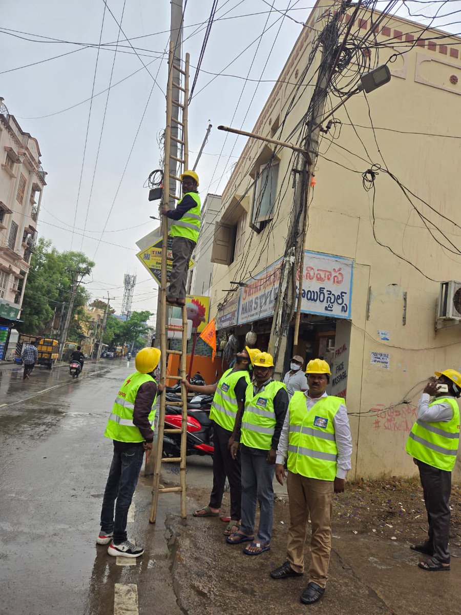 tgspdcl's tweet photo. Linemen, artisans &amp; engineers of @TsspdclCorporat are working against all odds in challenging situations to ensure uninterrupted power supply

Time to appreciate and stand by their commitment &amp; dedication 👏

@TelanganaCMO https://t.co/WZil7mOHlH