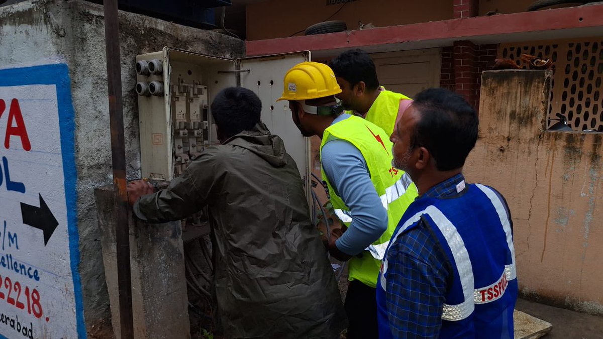 Linemen, artisans & engineers of @TsspdclCorporat are working against all odds in challenging situations to ensure uninterrupted power supply Time to appreciate and stand by their commitment & dedication 👏 @TelanganaCMO