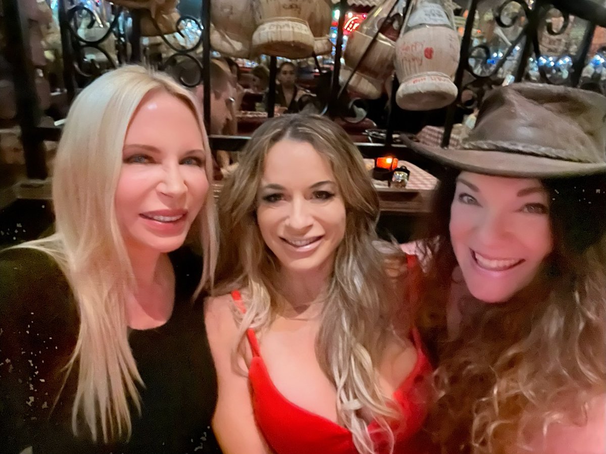 So happy to spend time with 2 legends tonight! Fightbabe Robin and Kristie Etzold ! 👑❤️🤼💫