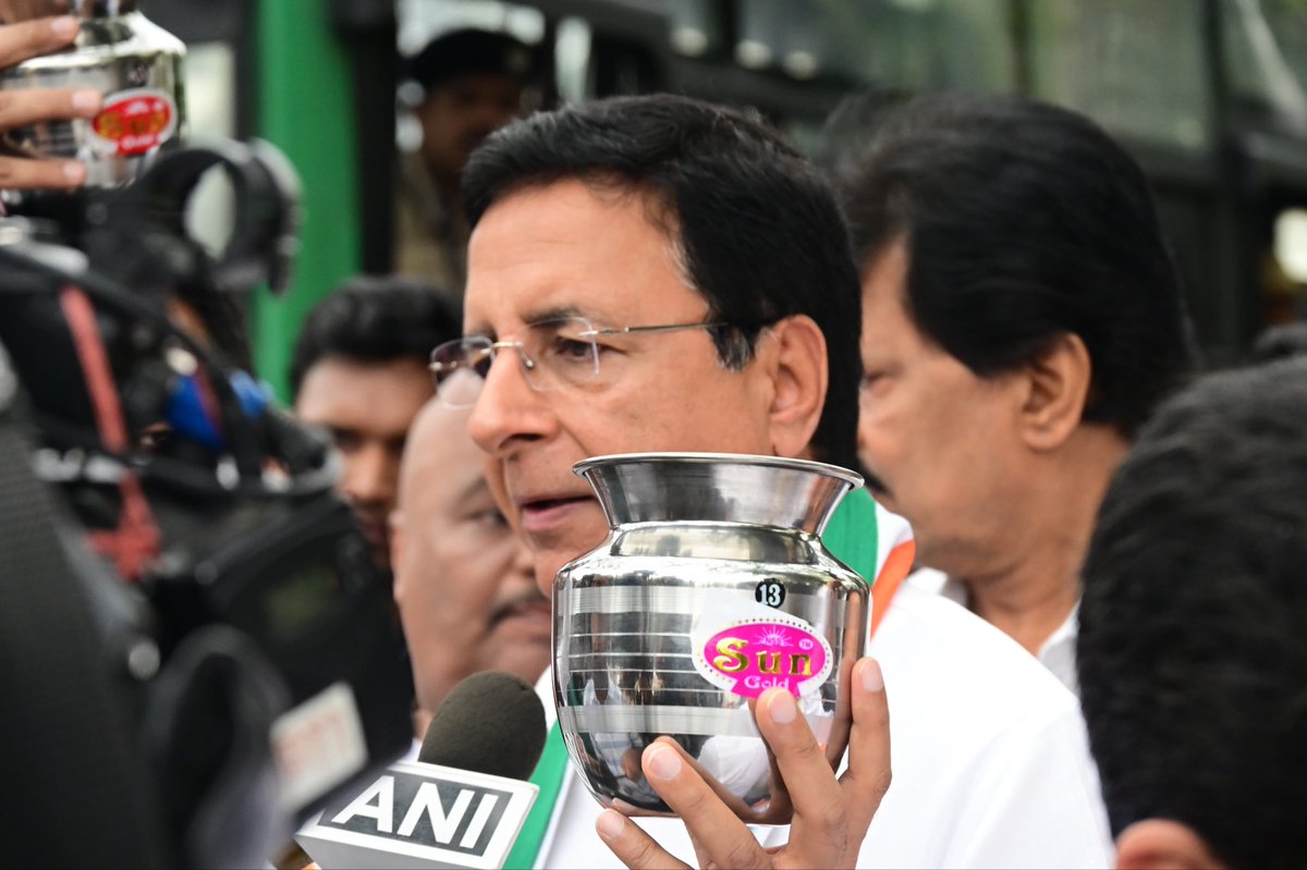 rssurjewala's tweet photo. ಮೋದಿ ಮತ್ತು ಬಿಜೆಪಿಯವರು ಕರುನಾಡಿನ ಜನತೆಗೆ #BJPSarakaraChombu ಕೊಟ್ಟಿದ್ದಾರೆ.

👉ಬರ ಪರಿಹಾರ ವಿಚಾರದಲ್ಲಿ 18 ಸಾವಿರ ಕೋಟಿ ಚೊಂಬು

👉15ನೇ ಹಣಕಾಸು ಆಯೋಗದಿಂದ ನೀಡಬೆಕಿದ್ದ 62 ಸಾವಿರ ಕೋಟಿ ಚೊಂಬು

👉ರೈತರ ಆದಾಯ ದ್ವಿಗುಣಗೊಳಿಸುತ್ತೇವೆ ಎಂದು ಹೇಳಿ ನೀಡಿದ್ದು ಮಾತ್ರ ಚೊಂಬು

👉ಎಲ್ಲರ ಖಾತೆಗೆ 15 ಲಕ್ಷ ರೂಪಾಯಿ ಹಾಕುತ್ತೇವೆ ಎಂದು ಹೇಳಿ ಹಾಕಿದ್ದು ಮಾತ್ರ ಚೊಂಬು 

👉 ನಾವು ಕಟ್ಟುವ ಪ್ರತಿ 100 ರೂ. ತೆರಿಗೆಲಿ 13 ರೂ. ಮಾತ್ರ ವಾಪಸ್ ನೀಡುವ ಮೂಲಕ ಚೊಂಬು 

👉ರಾಜ್ಯದಿಂದ ಆಯ್ಕೆಯಾದ ಬಿಜೆಪಿ ಹಾಗೂ ಜೆಡಿಎಸ್ ಪಕ್ಷದ 27 ಜನ ಲೋಕಸಭಾ ಸದಸ್ಯರು ರಾಜ್ಯಕ್ಕೆ ನೀಡಿದ್ದು ಚೊಂಬು 

ಇಷ್ಟೆಲ್ಲಾ ಚೊಂಬುಗಳನ್ನು ನೀಡಿರುವ ಬಿಜೆಪಿ ಪಕ್ಷಕ್ಕೆ ಈ ಮುಂಬರುವ ಲೋಕಸಭಾ ಚುನಾವಣೆಯಲ್ಲಿ 6.5ಕೋಟಿ ಕನ್ನಡಿಗರ ಸಹ ಅದೇ ಚೊಂಬನ್ನು ನೀಡಿ ಮನೆಗೆ ಕಳುಹಿಸಿಲಿದ್ದಾರೆ.