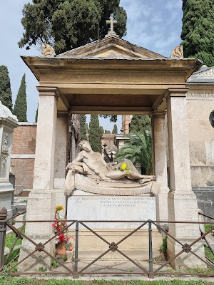 When in Rome...start the 'Volti e memorie di Rome' tour.
#CemeteryPhotography #CemeteryLovers #Cimitero #CimiteroMonumentale #Sculpture #Cemetery #Roma #VisitRome #Verano #InMemoriam #Beauty #RomaOMorte #WhenInRome #VisitItaly #Italy #Italia #Rome

romandespatches.blogspot.com/2024/04/when-i…