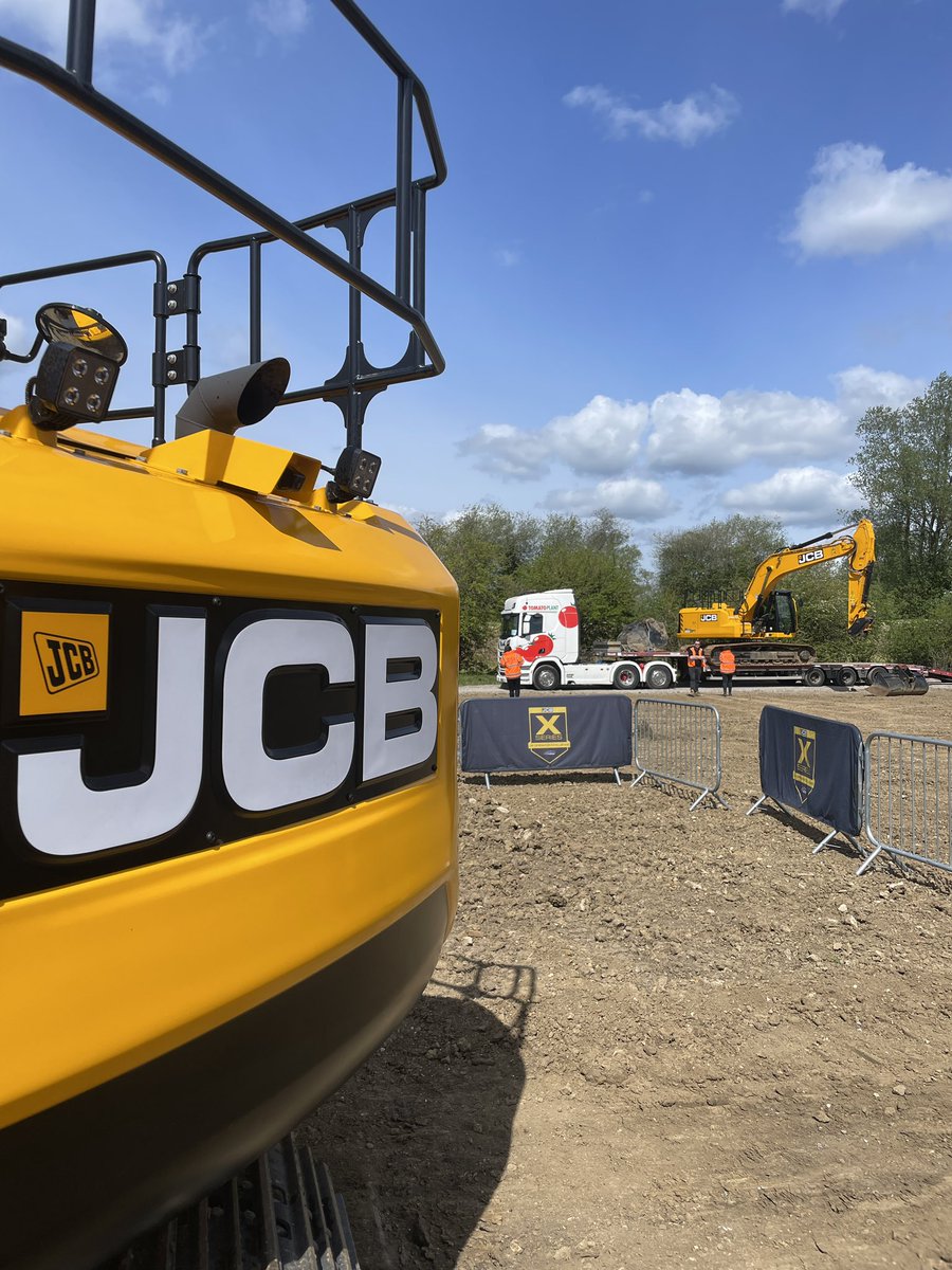 Agrigriff's tweet photo. @tomatoplant delivering the goods for a dig day in Essex! #JCB #Haulage #220X https://t.co/GTEehyUECX