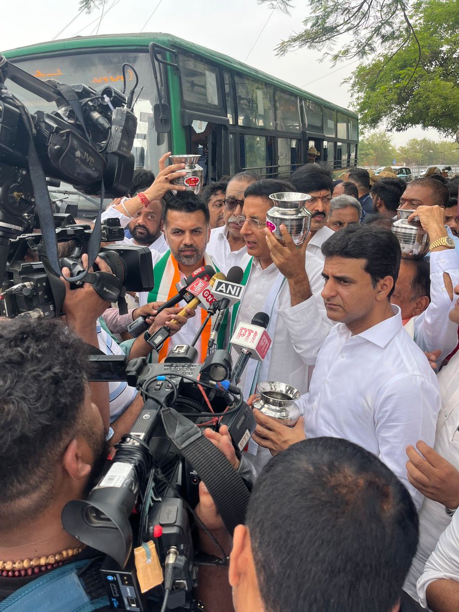 INCKarnataka's tweet photo. ನರೇಂದ್ರ ಮೋದಿ ನೇತೃತ್ವದ ಕೇಂದ್ರ ಬಿಜೆಪಿ ಸರ್ಕಾರ ಕರ್ನಾಟಕಕ್ಕೆ ಎಸಗಿರುವ ನಿರಂತರ ಅನ್ಯಾಯ, ಮೋಸವನ್ನು ಖಂಡಿಸಿ ಎಐಸಿಸಿ ರಾಜ್ಯ ಉಸ್ತುವಾರಿಗಳಾದ @rssurjewala ಅವರ ನೇತೃತ್ವದಲ್ಲಿ ಮೇಖ್ರಿ ಸರ್ಕಲ್‌ ಬಳಿ 'ಚೊಂಬು' ಹಿಡಿದು ಕೇಂದ್ರದಿಂದ ರಾಜ್ಯಕ್ಕೆ ಸಿಕ್ಕಿದ್ದು ಕೇವಲ ಖಾಲಿ ಚೊಂಬು ಎಂಬ ವಿನೂತನ ಪ್ರತಿಭಟನೆ ನಡೆಸಲಾಯಿತು.
ಎಐಸಿಸಿ ಕಾರ್ಯದರ್ಶಿ ಅಭಿಷೇಕ್ ದತ್, ಶಾಸಕರಾದ @ArshadRizwan, ಕೆಪಿಸಿಸಿ ಮಾಧ್ಯಮ ಮತ್ತು ಸಂವಹನ ವಿಭಾಗದ ಅಧ್ಯಕ್ಷರಾದ @RameshBabuKPCC ಸೇರಿದಂತೆ ಹಲವರು ಭಾಗವಹಿಸಿದ್ದರು.
#BJPChombuSarkara