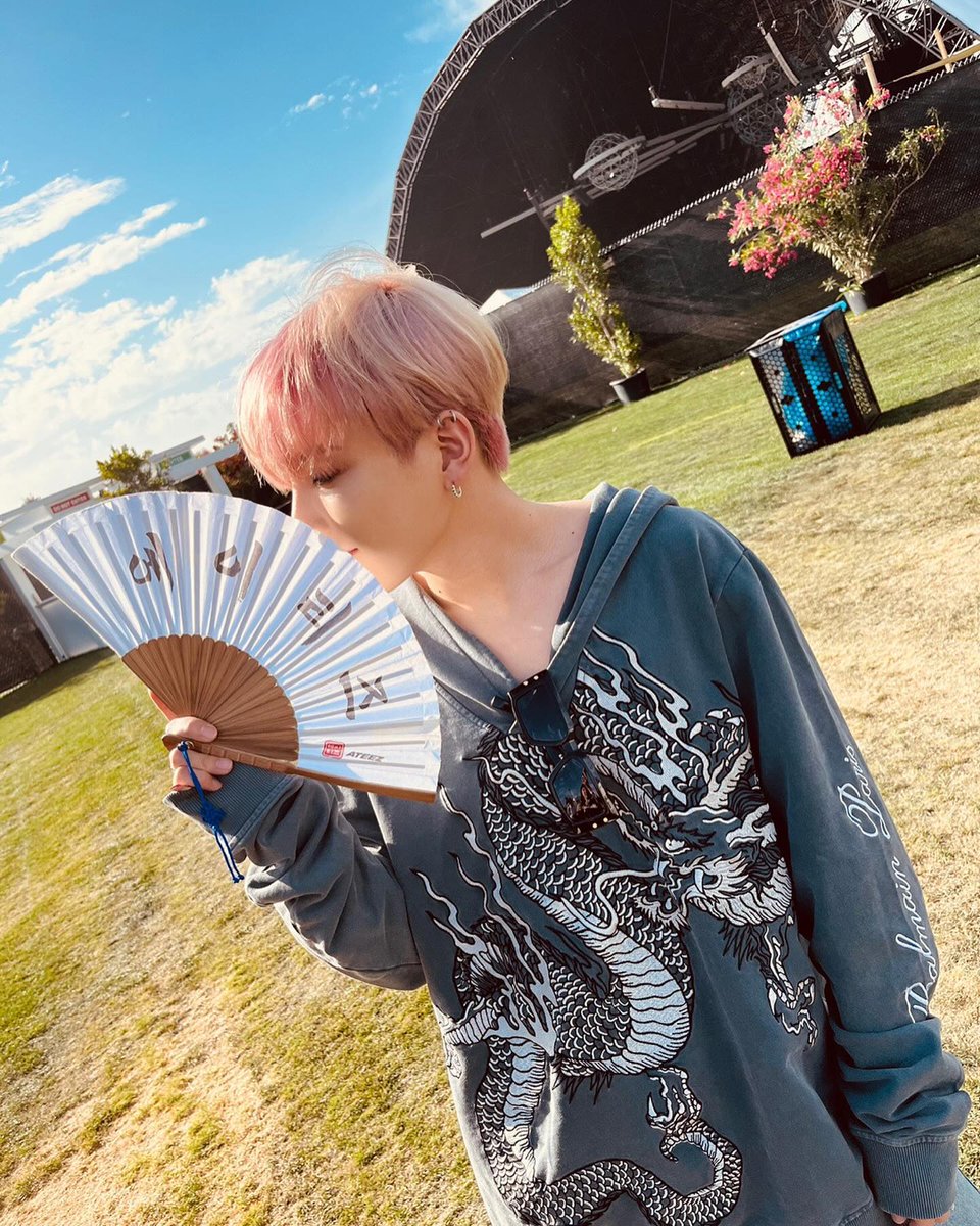 matztiny's tweet photo. He deserves whole universe. 🩷
#ATEEZ #에이티즈 #ATEEZBreaksCOACHELLA #코첼라에_닿은_에이티즈의_항해 #Coachella #ATEEZatCoachella #AteezPresent #CHELLATEEZ #HONGJOONG #홍중 https://t.co/9xDQPkQ8R4