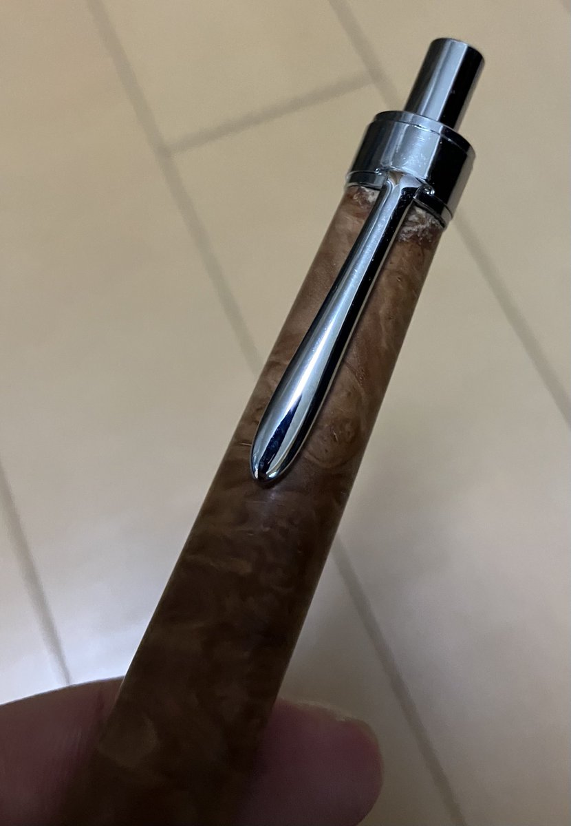 stationaRi9's tweet photo. 待茶屋さんから持ち込みオーダーしたペンが届きました。
クリップ部分の段差はハンドメイドのため仕方ないとは思いますが、クリップは曲がっており、中に傷がついているのはどうかと思います。
年末の注文から4ヶ月待たされた上に、ブランクを送っての持ち込みオーダーのため、怒りしかありません
続く https://t.co/wQfXNVItAr