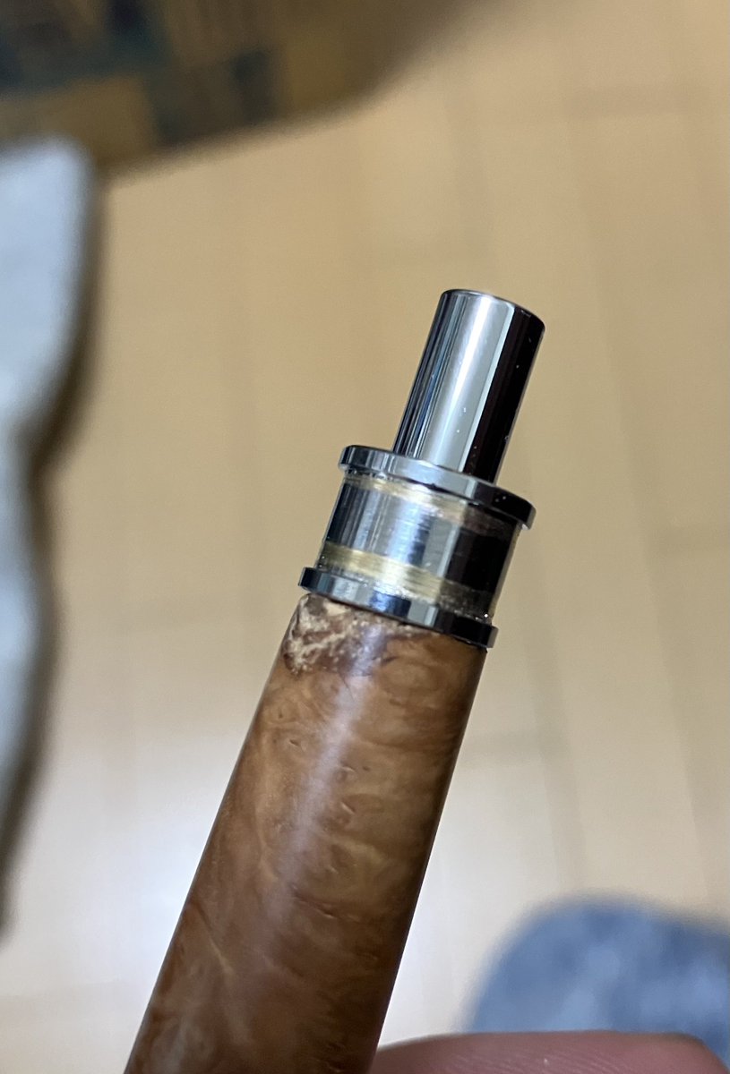 stationaRi9's tweet photo. 待茶屋さんから持ち込みオーダーしたペンが届きました。
クリップ部分の段差はハンドメイドのため仕方ないとは思いますが、クリップは曲がっており、中に傷がついているのはどうかと思います。
年末の注文から4ヶ月待たされた上に、ブランクを送っての持ち込みオーダーのため、怒りしかありません
続く https://t.co/wQfXNVItAr
