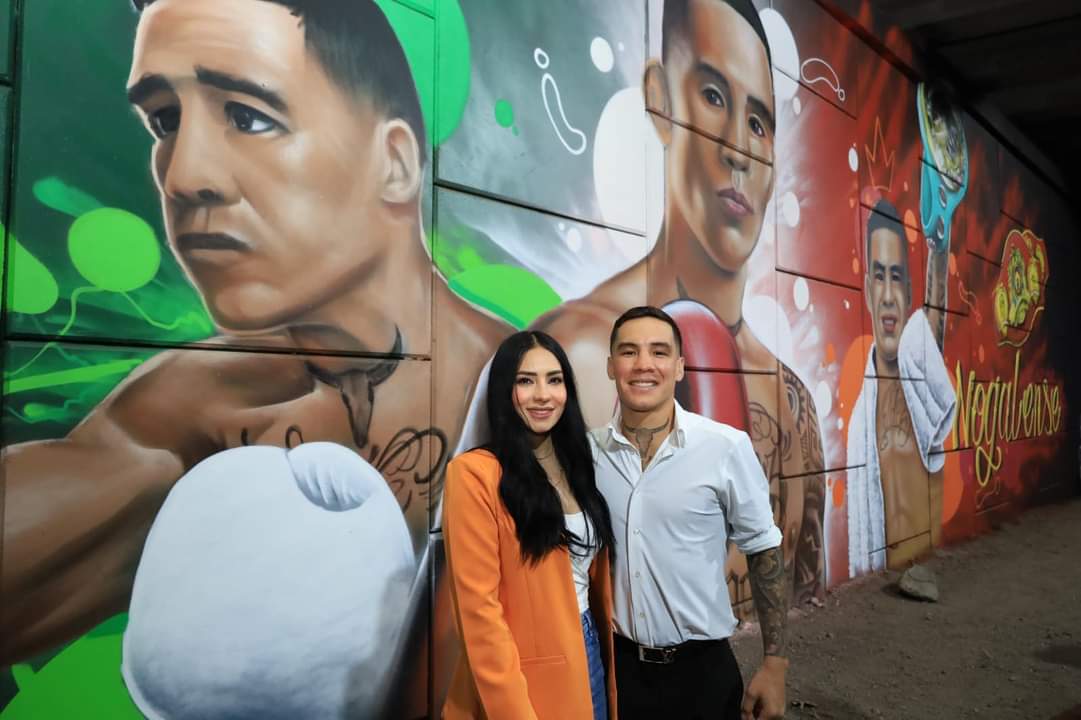 El @GobiernoNogales que encabeza @JGimNogales le rindió homenaje al Campeón de la #OMB @oscarvaldez56 quien hizo develación de su placa en el “Paseo de la Bellota” y la inauguración de un mural en su honor, una obra de Jesús Ariel “Geos” Ayala titulada “Guerrero Nogalense”