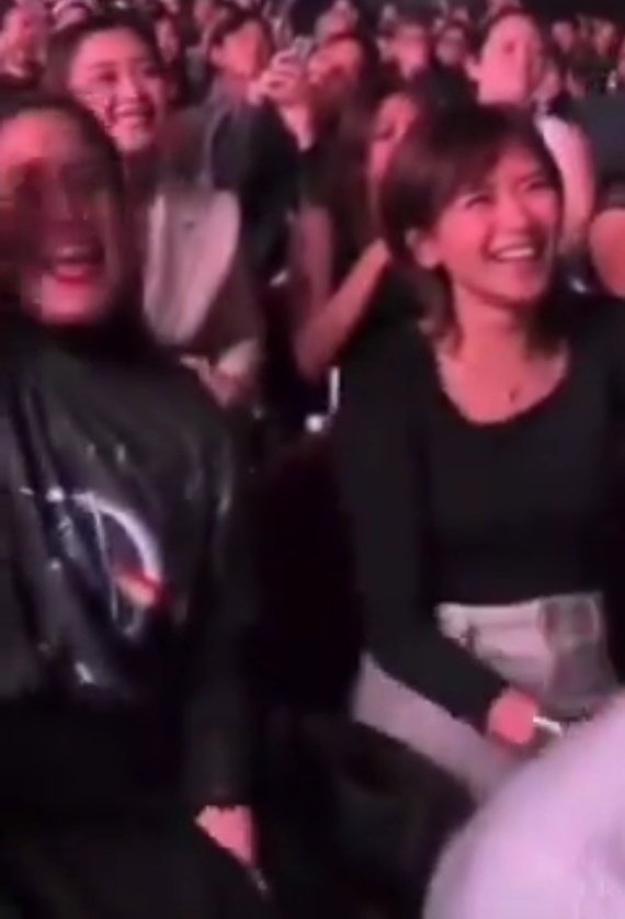 Wicafromthetop's tweet photo. magkatabi si 1st gen at 2nd gen. 😬🩷 https://t.co/ele2tq81vh