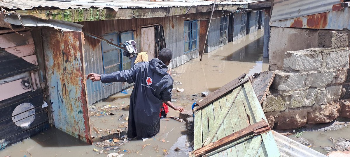 Na hevige regenval in Kenia biedt het Rode Kruis hulp aan de slachtoffers; er zijn zoek- en reddingsacties en voor mensen die hun huis zijn kwijtgeraakt zijn er tentenkampen opgezet. Het Rode Kruis biedt ook medische ondersteuning en deelt voedsel uit.