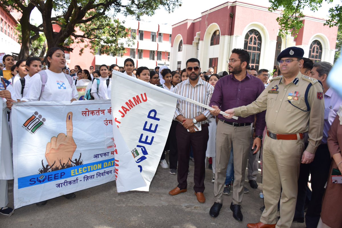 dmjammuofficial's tweet photo. #SVEEP 
Students from GCW Parade took out a rally to encourage voter participation in the 2nd Phase of Lok Sabha Elections to be held on April 26, for Jammu Parliamentary Constituency.

#ChunavKaParv #DeshKaGarv
#Election2024 #YouAreTheOne #EveryVoteMatters

@ECISVEEP @ceo_UTJK https://t.co/lpiVboRFpJ