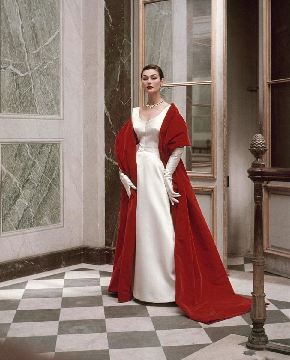 Model : Ann Gunning Parker ; 1955 Photographer : Frances McLaughlin-Gill [Balenciaga couture; the Palace of Versailles, France; for Vogue] #1950s #FashionPhotography