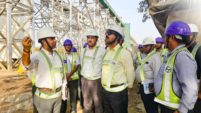 RailAnalysis's tweet photo. #NHSRCL MD Shri Vivek Kumar Gupta oversees #BulletTrain #project #developments in Gujarat
Read more...https://t.co/EEQSKH6xns
#HSR #MAHSR #infrastructure #stations #construction #TSMF #rollingstock #highspeedrail #technology #machines #inspection #survey https://t.co/VKcinY5ybb