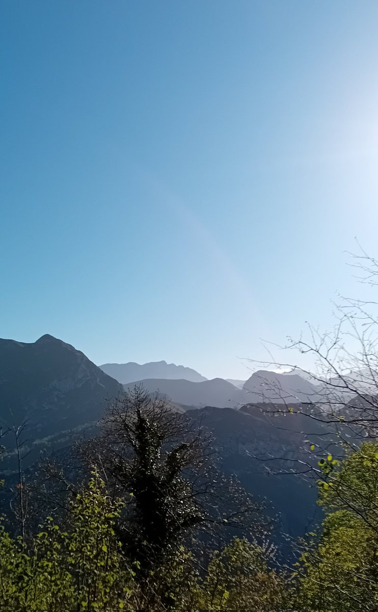 062/150 🧗‍♂️ Tarde tranquila en Les Pedroses (Amieva) con @IreneCobain , que su cuerpo lo pedía despuésdelo de aye en La Trincherona (Carabia). Mucho calor de cara a la pared, pero un buen rato con un montón de amigos que coincidieron allí.