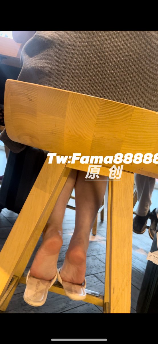 Faam88888's tweet photo. 很有气质的妹子在星爸爸喝咖啡，脚底赤裸裸的展现！

完整原画质vip群更
#星巴克 #偷拍 #脚底 #裸足 #少妇 #恋足 https://t.co/KcJFbxydAu