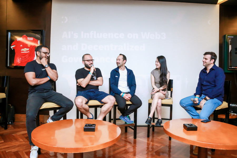 🎙️ Ivan @TheTakenUser , Mia Bao @mialalala2 , Ratish @narayananratish , Sebastien Borget @borgetsebastien and Hacken @hakan_sezikli exploring the Influence of AI on Decentralized Governance in 'Decentralized Dialogues' #TOKEN2049 3/6