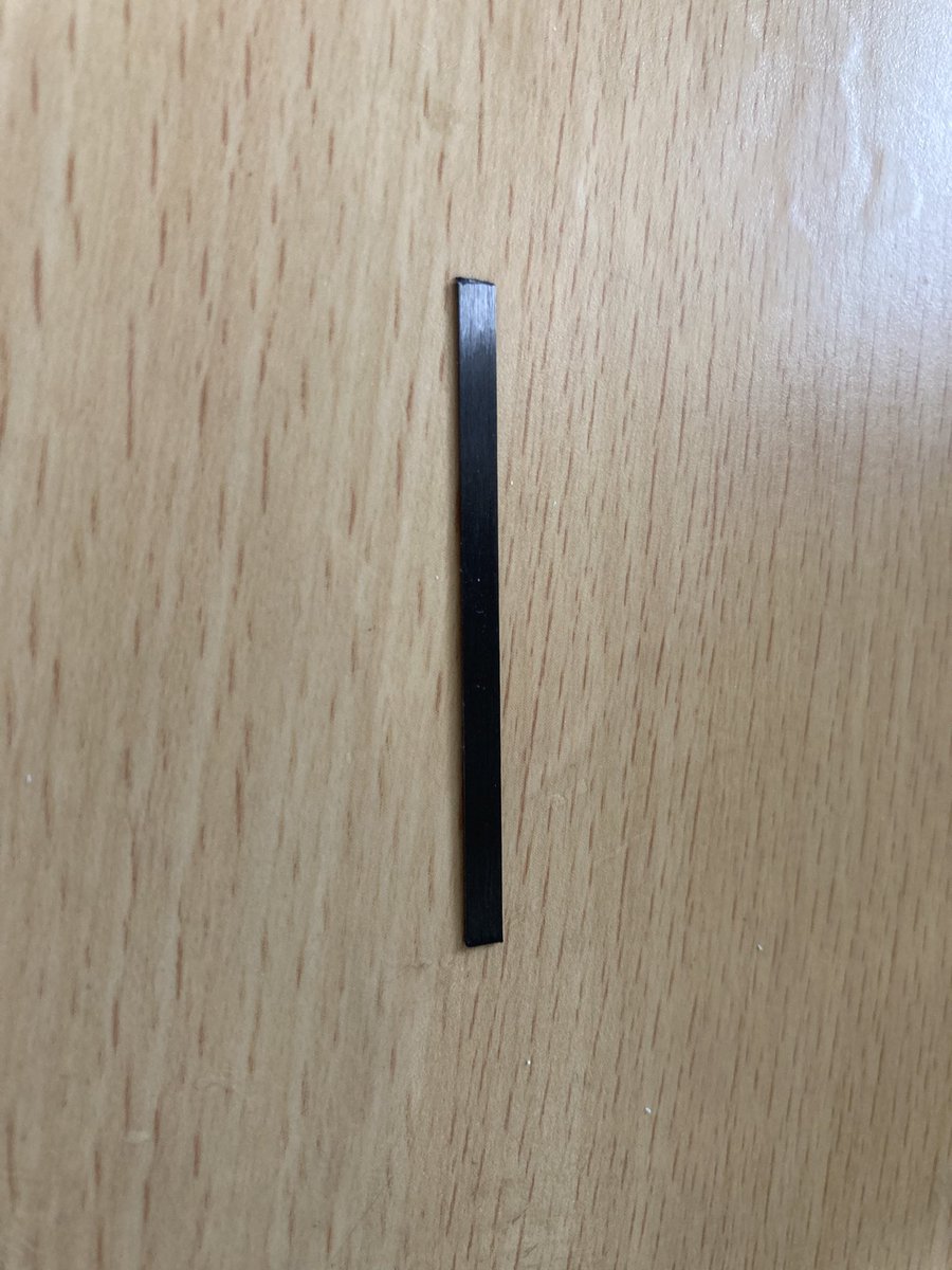 ということで胴体〜尾翼を製作開始、エレベーター補強用のカーボンファイバーが無く、チェックリストにも記載されていなかったのでやむ無く購入。
t0.4x3mmという特殊なストリップ。
届いたので制作再開です。
このキットはLEDライトがとりつけられるがU100を目論むので却下です！