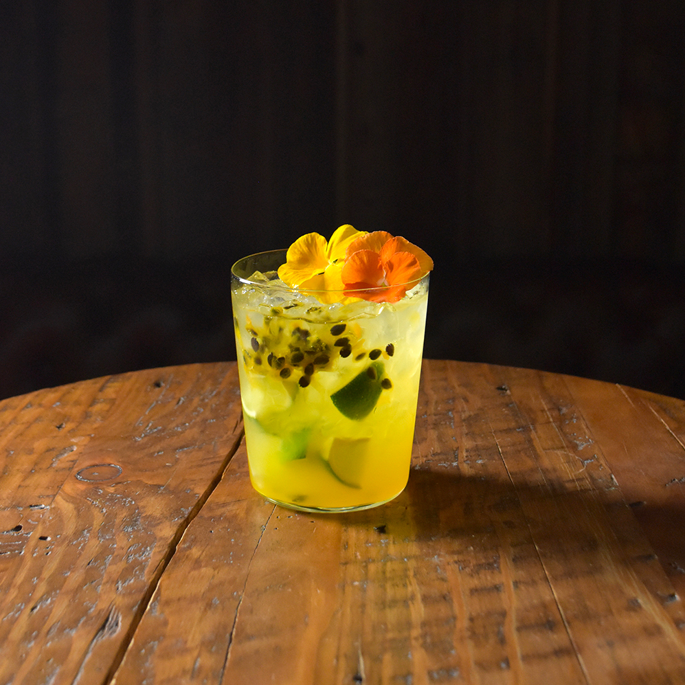 【Artist Cocktail：#山中千尋 トリオ】ブラジルを代表するスピリッツ「カシャーサ」を２種使用したカイピリーニャに、パッションフルーツとトニックウォーターを合わせた爽やかな果実味溢れる一杯。“PASSION” (Bartender：Hodaka Maeda)→x.gd/hkclD