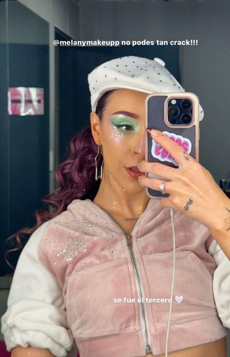 tinigreeicyemi's tweet photo. Sí, sé que los looks de Emilia para mp3 tour son perfectos, pero... no vi nadie hablando de los looks de los bailarines, SON TREMENDOS, CADA DETALLE CON BRILLITO, SON HERMOSOS, QUE EQUIPO DE MILLONES, #EMILIAMERNES TIENE DE SUERTE POR TENERLOS CONTIGO #Mp3Tour #emimernes #emimp3 https://t.co/6ivMN792ik