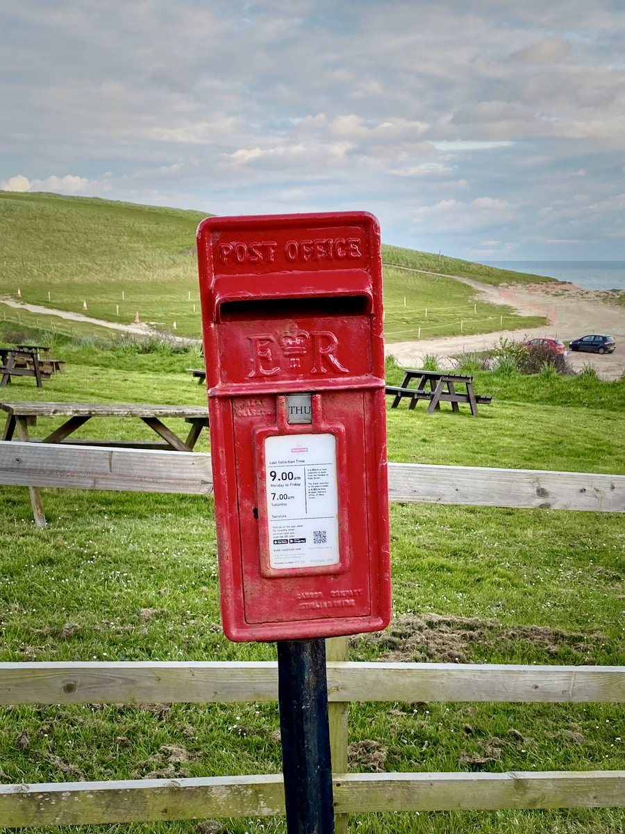 #PostboxSaturday
A wonky ERII in Seatown. Postbox leaning one way, benches & fence the other way. Thankful for the glimpse of the horizon on the right.