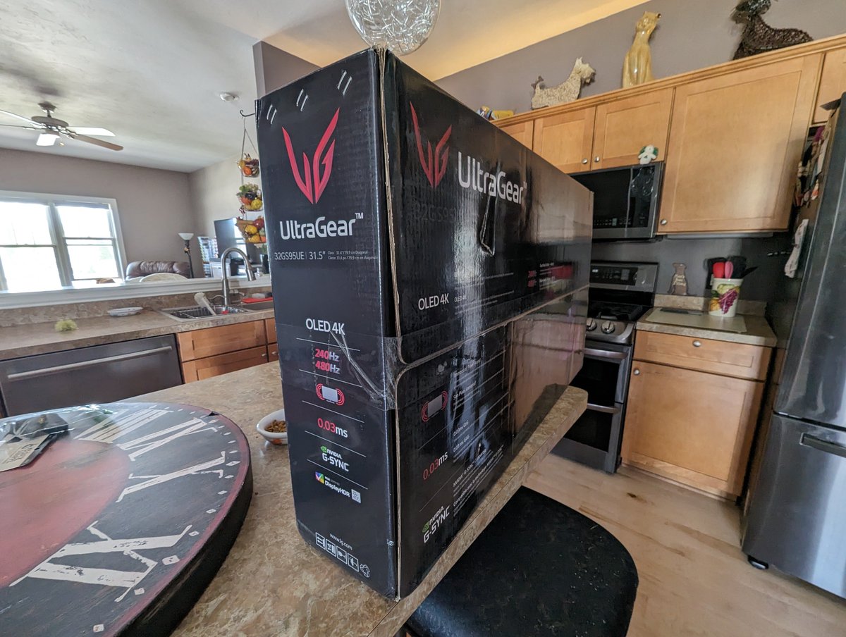 TheProfosist's tweet image. This goes against my own recommendations in the past but I&apos;m now daily driving #OLED

This @LGUS 32GS95UE-B is my personal perfect panel as much as it gets hate.

The size of the box should not be underestimated. Swear they just reused one from a ultrawide!
#TechPickups #TechPorn