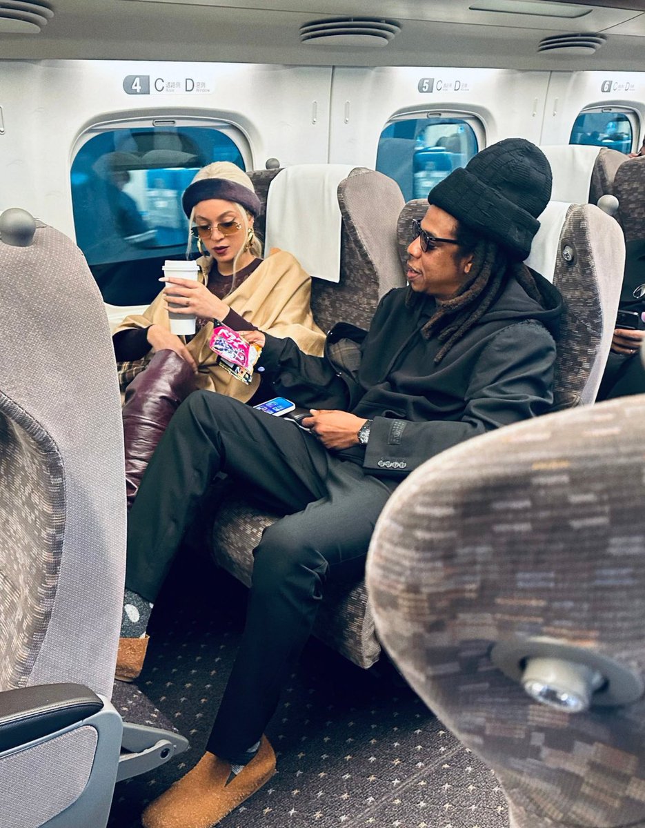 imdatypagirl's tweet photo. 日本で新幹線に乗ってグミをシェアするビヨンセとjay zというパワーワード https://t.co/xcLXskLib7