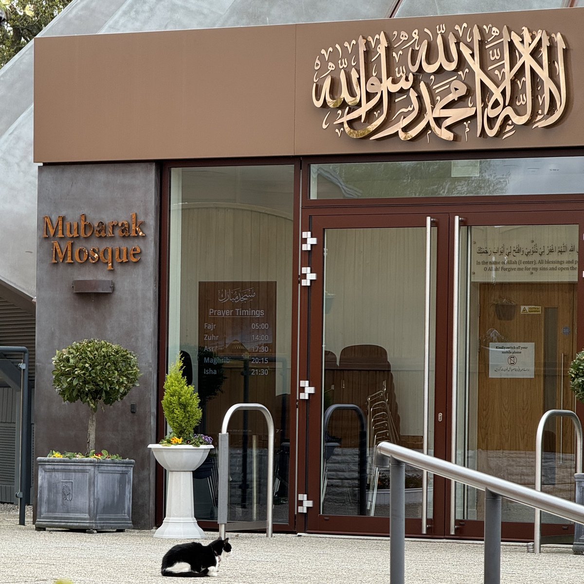 KhuddamDE's tweet photo. Uns wurde am zweiten Tag der Studentenreise die besondere Ehre zuteil, der Khutba zu lauschen und anschließend hinter Hudhur-e-Aqdas ABA das Jummah-Gebet zu verrichten.

#JummahMubarak #Studentenreise #Segnungen #MubarakMoschee https://t.co/7EGtnLyg7H