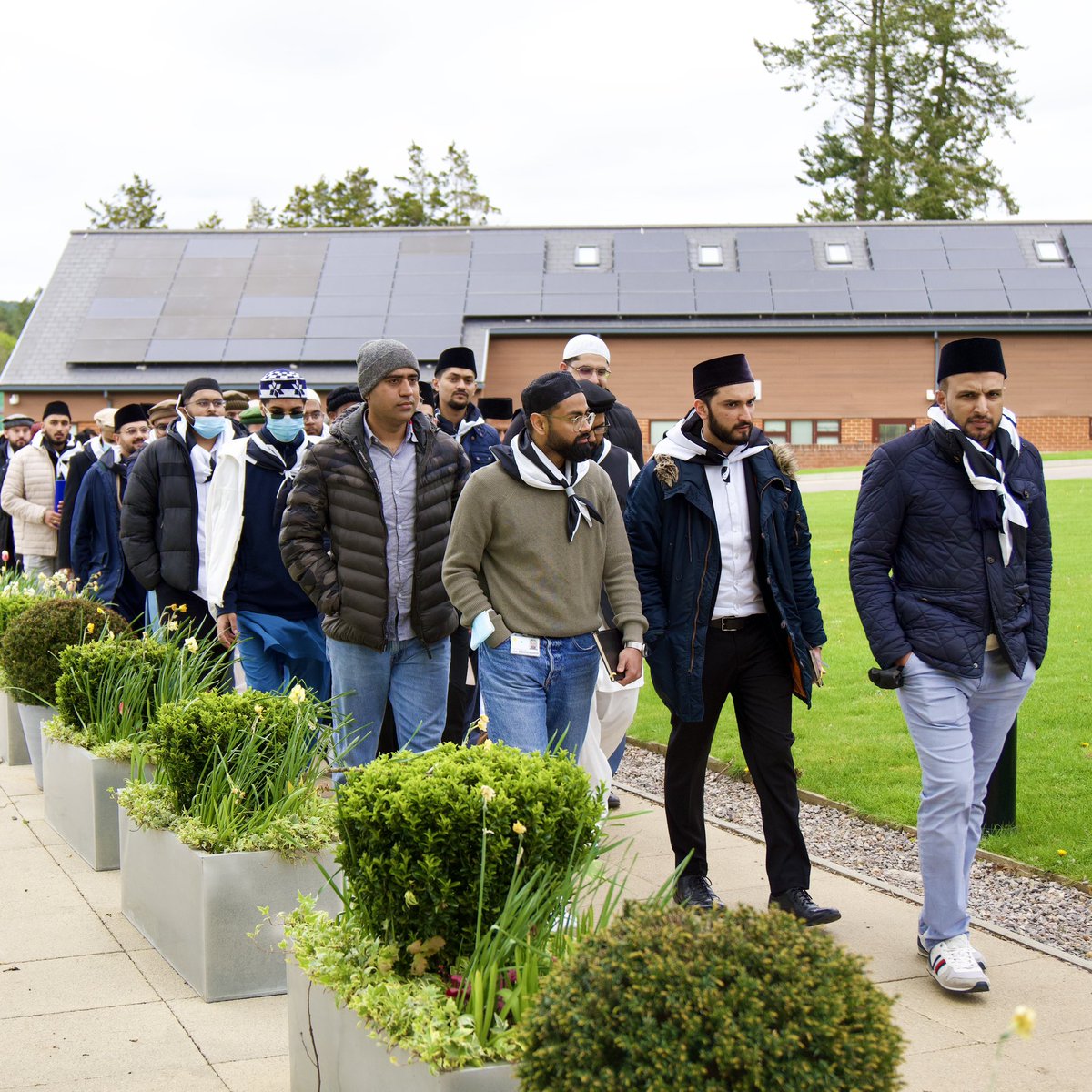 KhuddamDE's tweet photo. Uns wurde am zweiten Tag der Studentenreise die besondere Ehre zuteil, der Khutba zu lauschen und anschließend hinter Hudhur-e-Aqdas ABA das Jummah-Gebet zu verrichten.

#JummahMubarak #Studentenreise #Segnungen #MubarakMoschee https://t.co/7EGtnLyg7H