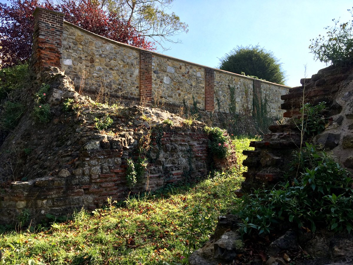 ‘Duncan’s Gate’ - One of Colchester’s two remaining Roman gates which are still visible above ground. Excavated in the 1920s by Dr P M Duncan, the gate was one of six and dates to the late 1st century AD. #RomamSiteSaturday #RomanBritain #Colchester 📸 My own.