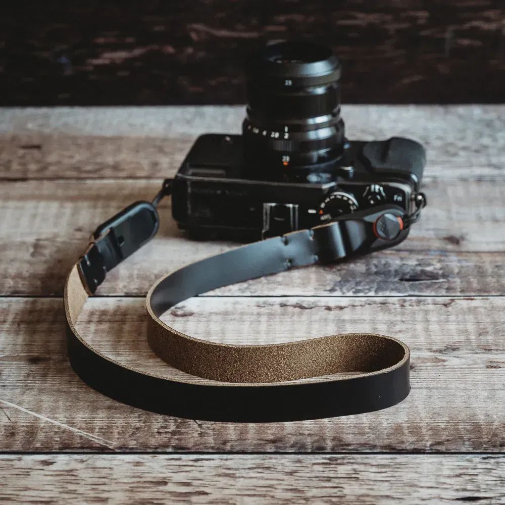Our QR Anchor Neck Strap with Peak Design Anchors. Get in there now while stock exists! #photography #camerastrap #leicaM #fujifilm #Xpro1 buff.ly/43TkZIT