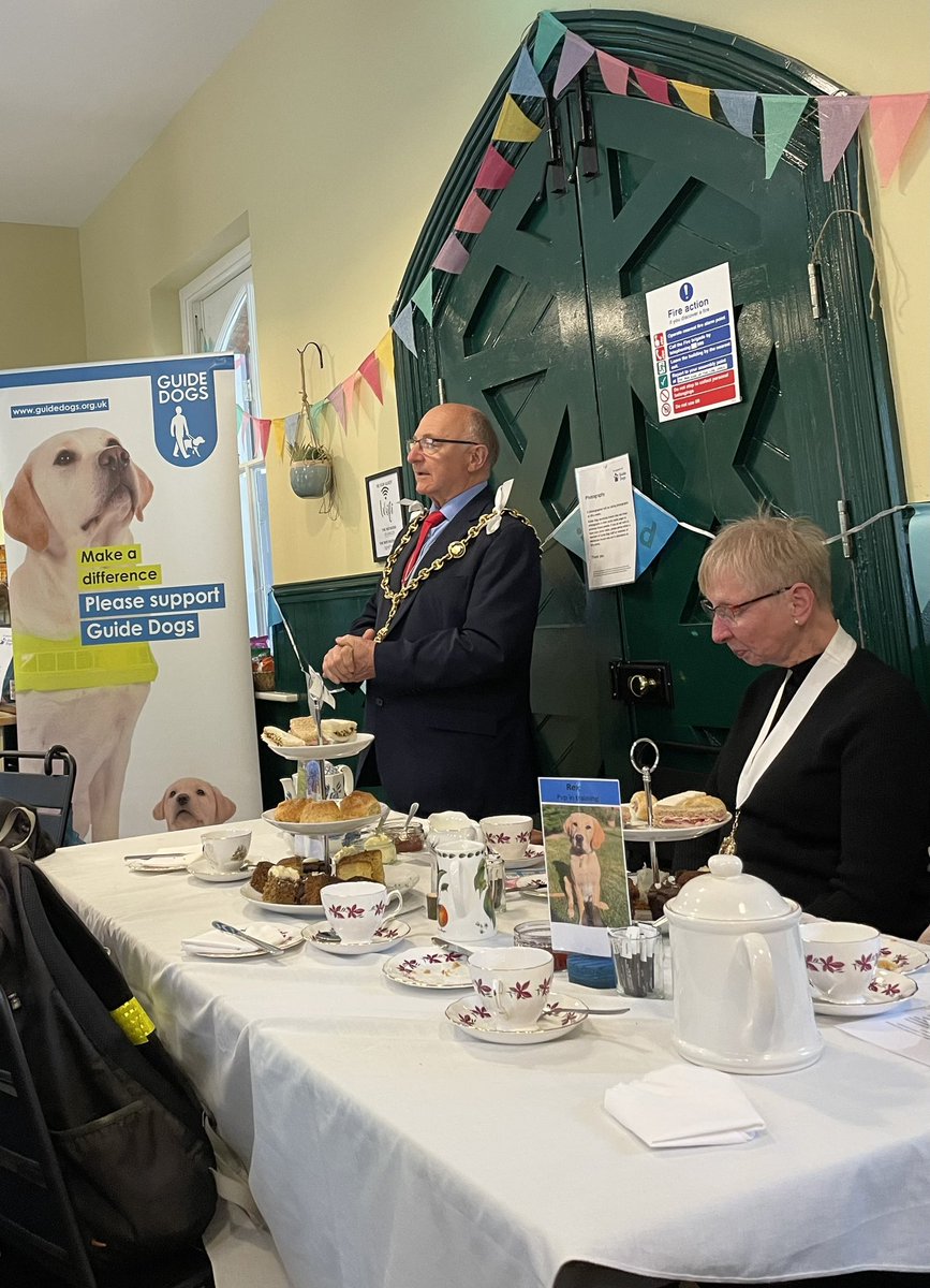 Yesterday we had a fantastic day celebrating @GuideDogs #MakeEveryCuppaCount with #PawsOnThePlatform & raising awareness. Huge thanks to Mayor & Mayoress of Maidstone who were blindfolded for the whole journey from Maidstone to Hollingbourne including the bridge!