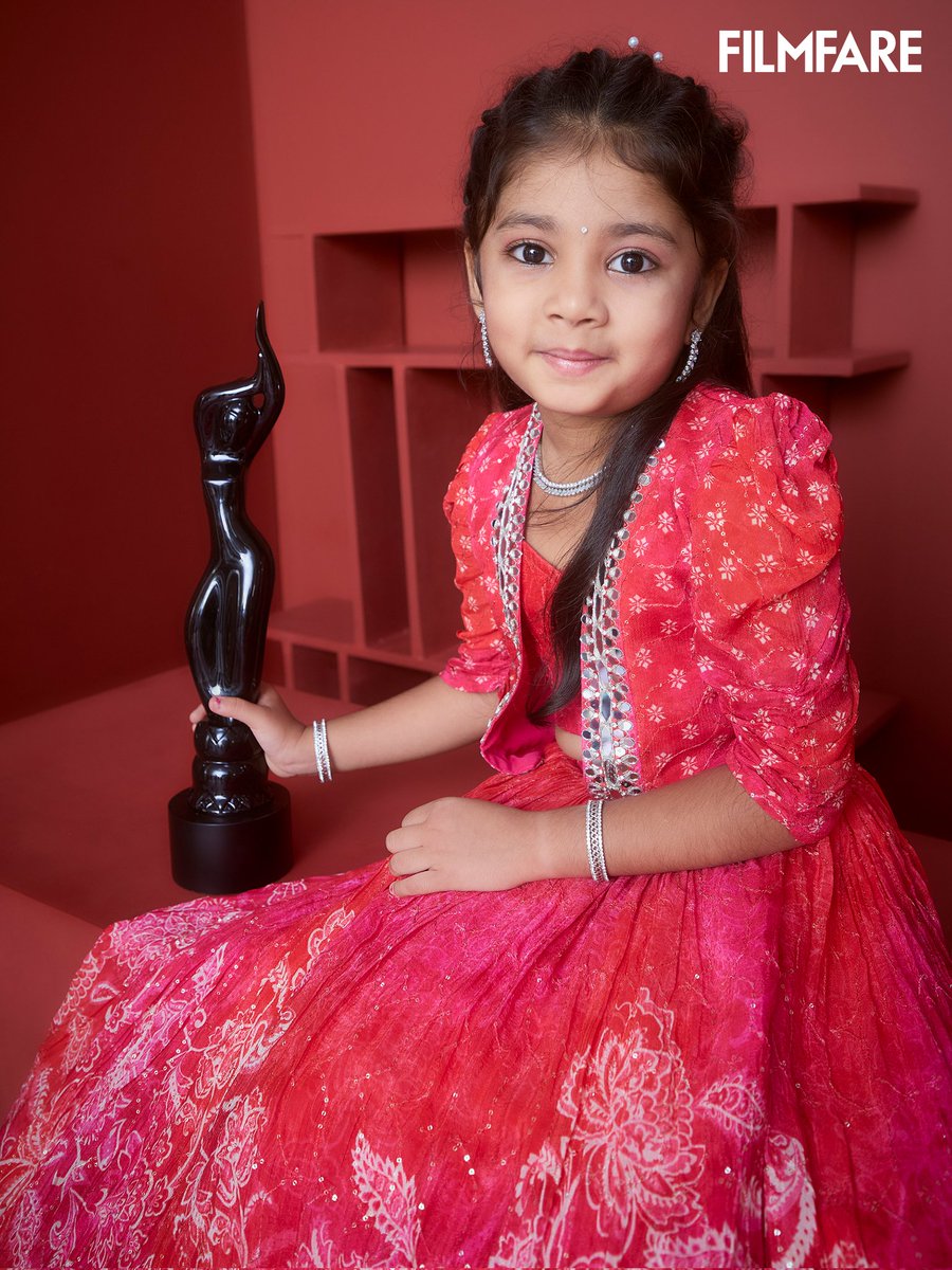 Joy! ❤️

#TreeshaThosar posing with the Black Lady for Best Child Actor for #Naal2 at #RRKabelFilmfareAwardsMarathi2024.

@_RRKabel @brihansnatural @rohitsLogic

📸: Ajay Kadam