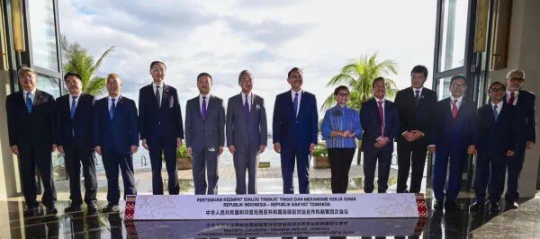 王毅外长与卢胡特统筹部长共同主持中印尼高级别对话合作机制第四次会议，蕾特诺外长出席，就下阶段务实合作深入交换意见，达成广泛共识。中印尼将共同推动两国全面战略合作取得更大成果。 Chinese Foreign Minister Wang Yi co-chaired the Fourth Meeting of the China-Indonesia High-level