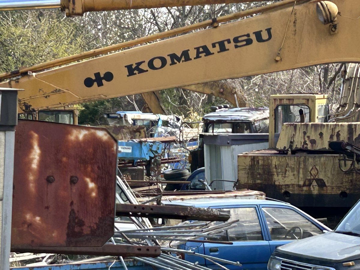 tad_deiton's tweet photo. なんか色々情報量が多い場所発見👍
ブルーバードSSSとコマツの古いユンボ見つけたと思ったら後ろに日野ZM？とふそうT650もいた😗
他にもお宝ありそうな予感😅
#草ヒロ
#昭和
#レトロ
#ブルーバードSSS
#コマツ
#ユンボ
#日野
#ZM
#ドルフィン
#ふそう
#T650 https://t.co/Kr6b8bEJxk