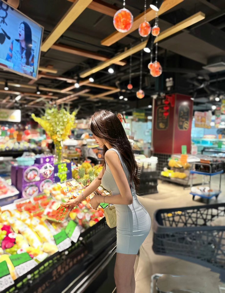 遇到一位美丽的女孩子，
想知道她会在超市都买些什么？ https://t.co/17gB8w9Uwc