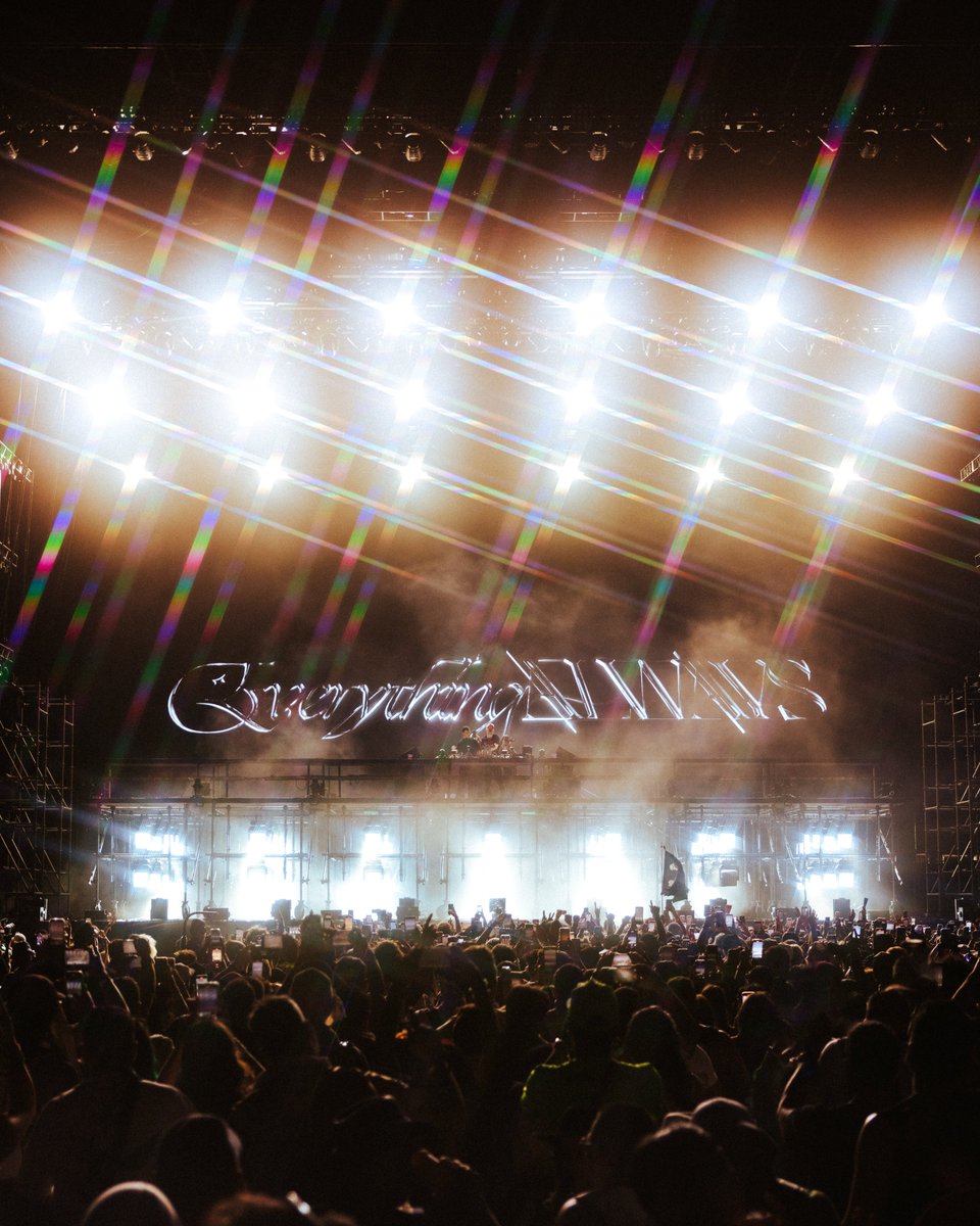 coachella's tweet photo. a little bit of @everythingalwys https://t.co/ElrdVafCah