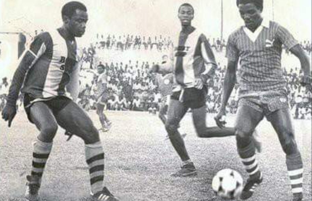 Je wajua Mchezaji wa kwanza kufunga kariakoo Derby ni Mawazo Shomvi tarehe 07/06/1965 akiifungia Yanga baada ya hapo upinzani ukaanza kuwa mkali #ElimikaWikiendi