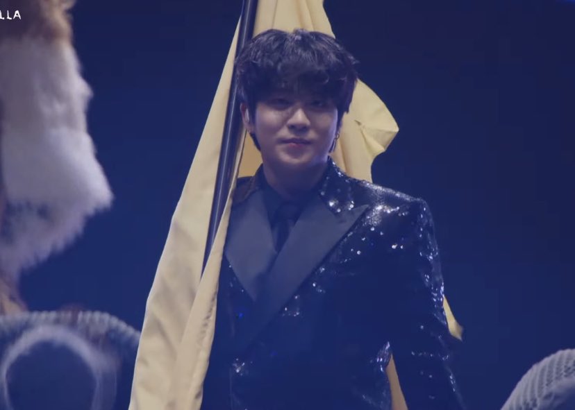 the little smile of satisfaction after the flag wave went amazing i love him 😭😭😭😭