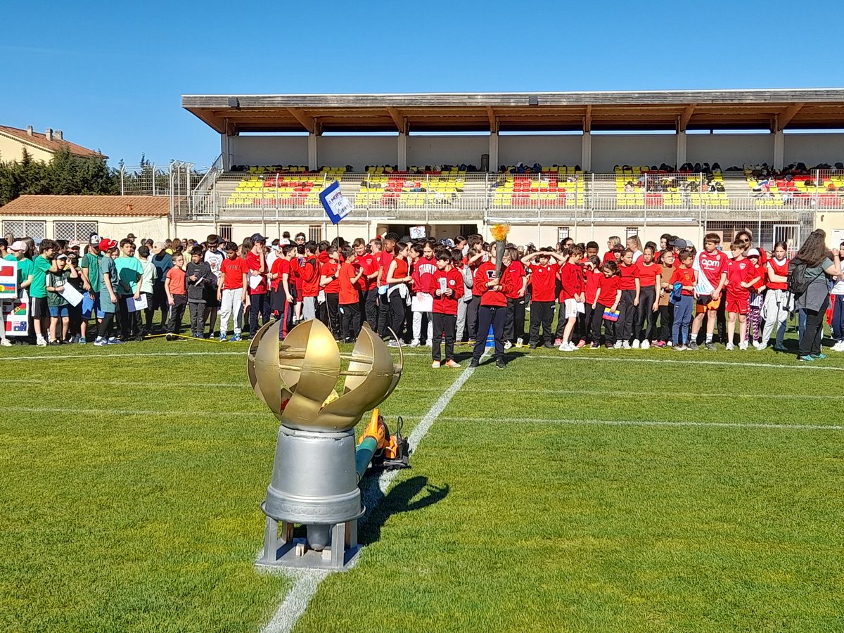 CE_FontdeFillol's tweet photo. Vendredi, la 🔥 olympique a brillé à @6fourslesplages
CM2 et 6èmes @CE_FontdeFillol  ont fait vivre les valeurs de l'olympismes au travers d'ateliers sportifs et culturels 
 🙏 et 👏 à tous les acteurs de ce beau projet
#liaisonecolecollege  #JO2024 #EPS #PEAC #climatscolaire https://t.co/MZsNY4KuAt