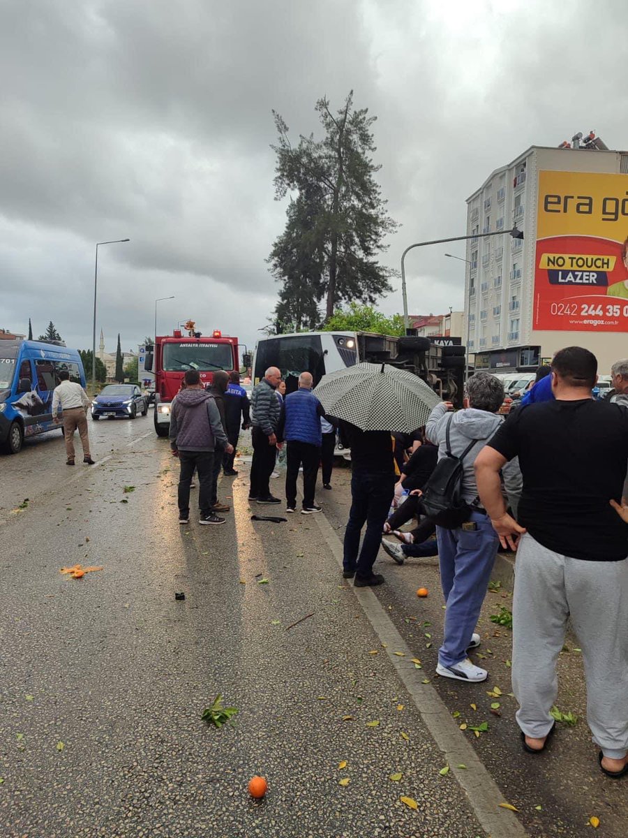 KAZA 🚨🚨 Serik D400 karayolu belediye fırını önünde otel servisi devrildi. Kazada toplam 19 kişi yaralandı. Yaralılardan durumu ağır olanlar ambulanslarla bölgedeki en yakın hastanelere sevk edilirken, durumları daha hafif olanlar ise Manavgat Devlet Hastanesi’ne nakledildi.