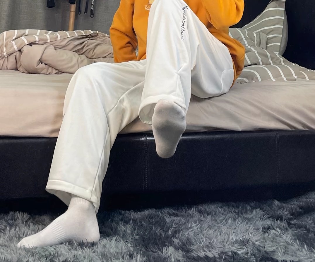 骚逼看不到主人的脚下缺个脚垫子躺下做个🐶