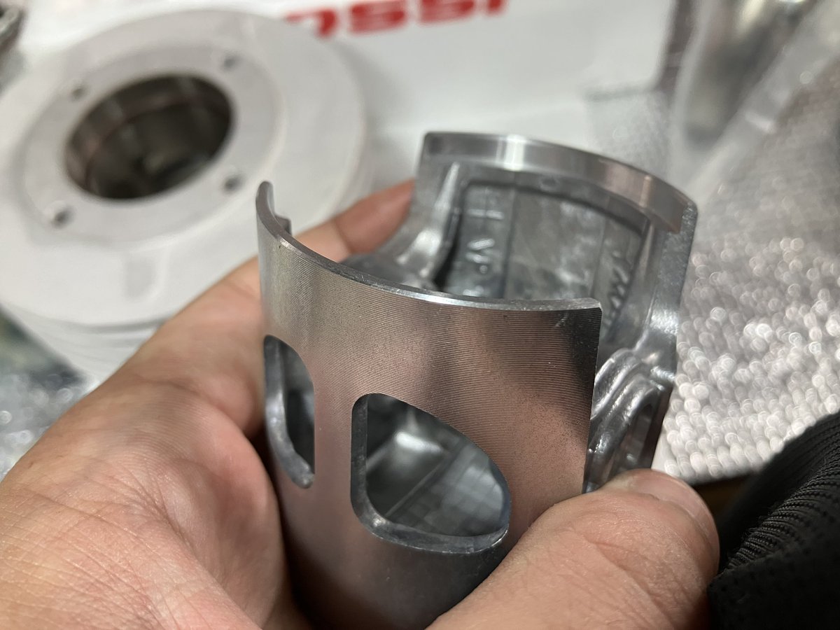 DecrementX's tweet photo. イタリア製の原付ボアアップキット凄い
シリンダーポートもピストンリングもピストンスカートもみんな最初からキッチリ面取りされてて感動
手加えるべき部分が全然無い👍

強いてツッコむなら、おまけステッカーが部品の下敷きになってグチャグチャな事くらい(笑) https://t.co/NW6mckZtWa