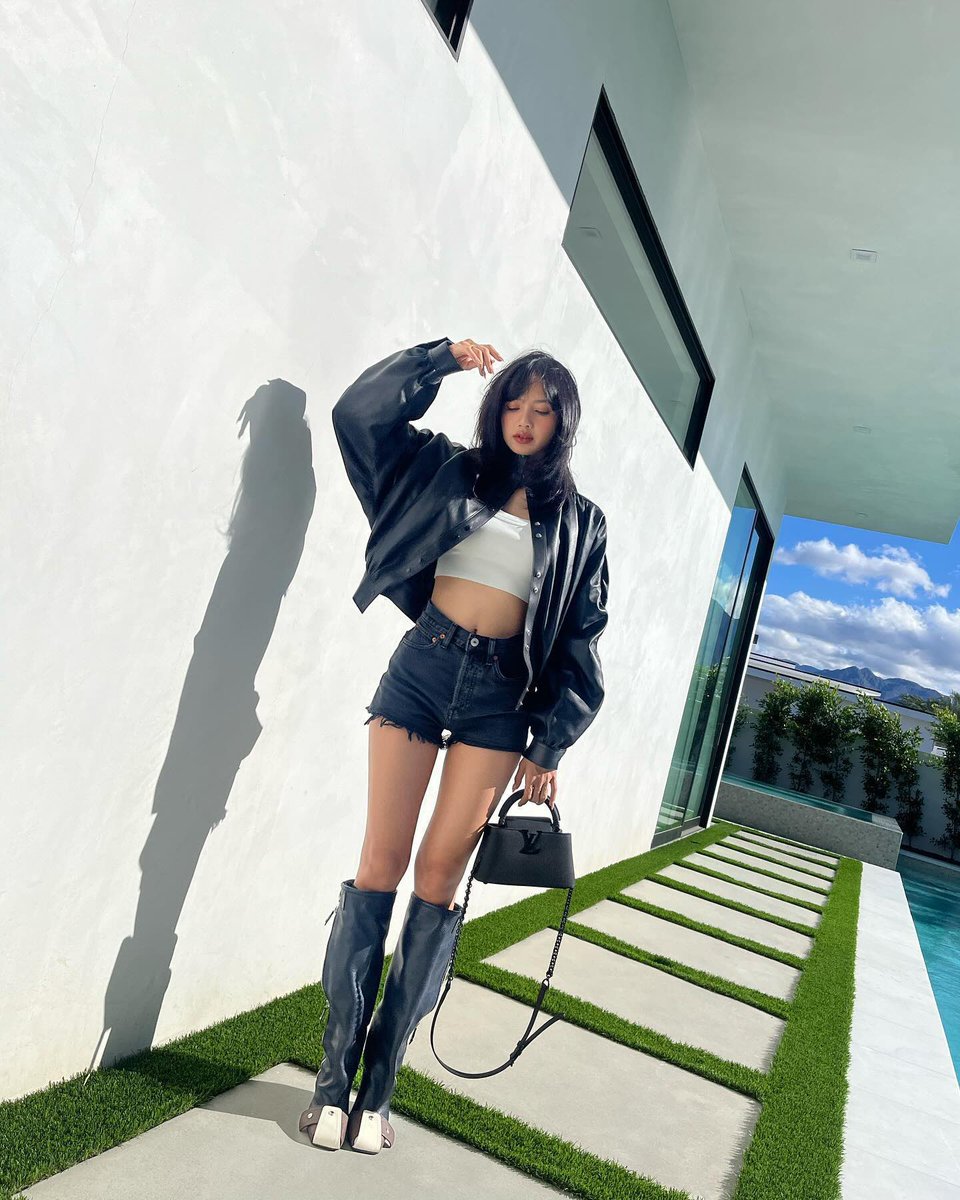 lalisahourIy's tweet photo. LISA HELLO??! https://t.co/N3nRlXZUF0