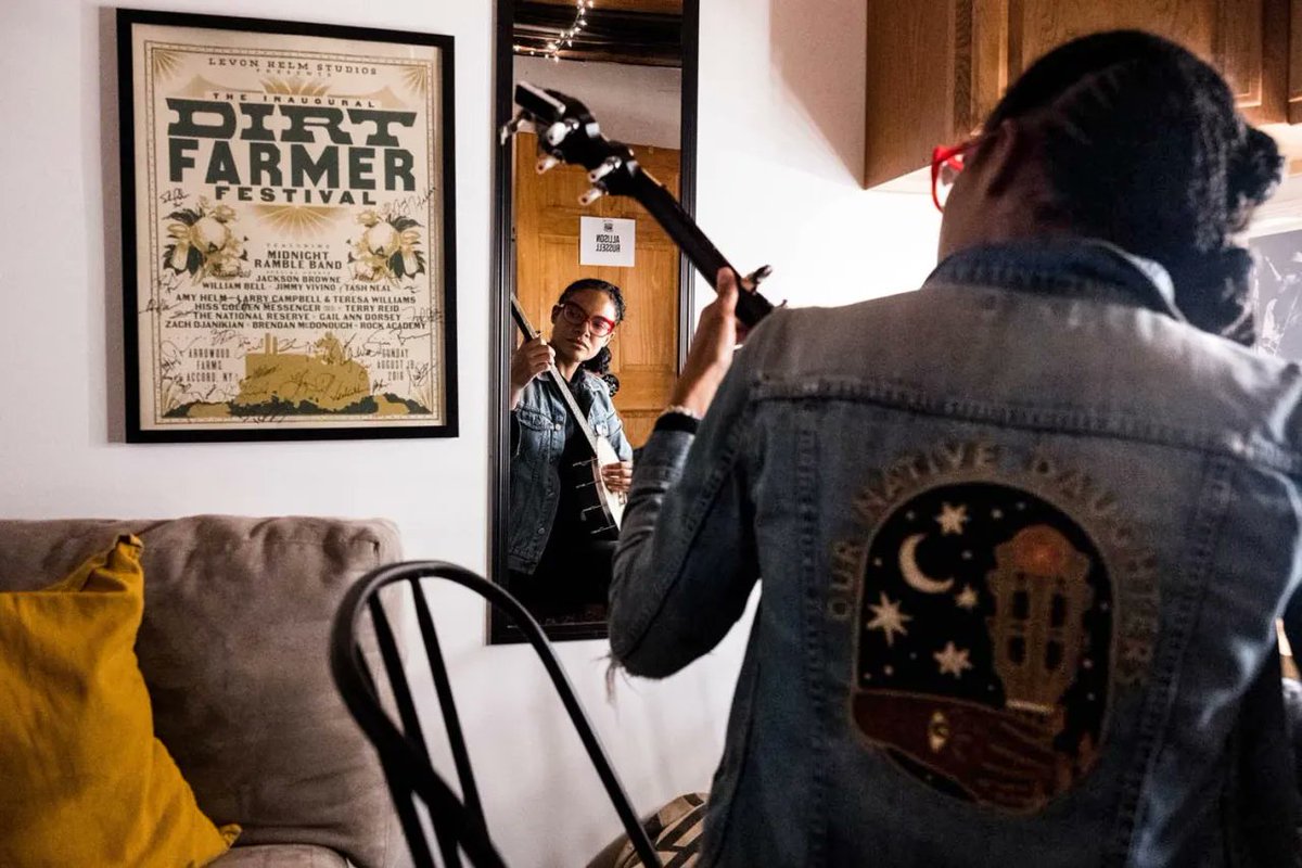 Jonatha10574808's tweet photo. OTD of #LevonHelm's passing on 19th, a reminder of #AllisonRussell at LevonHelmStudios, now run by his daughter #AmyHelm
#AllisonRussell on @ONDaughters jacket✍️🏾I always bring it with me cause I feel like being surrounded by the strength of my sisters
🌹https://t.co/wQrGeTrJsf https://t.co/6Nhqiv4BaH
