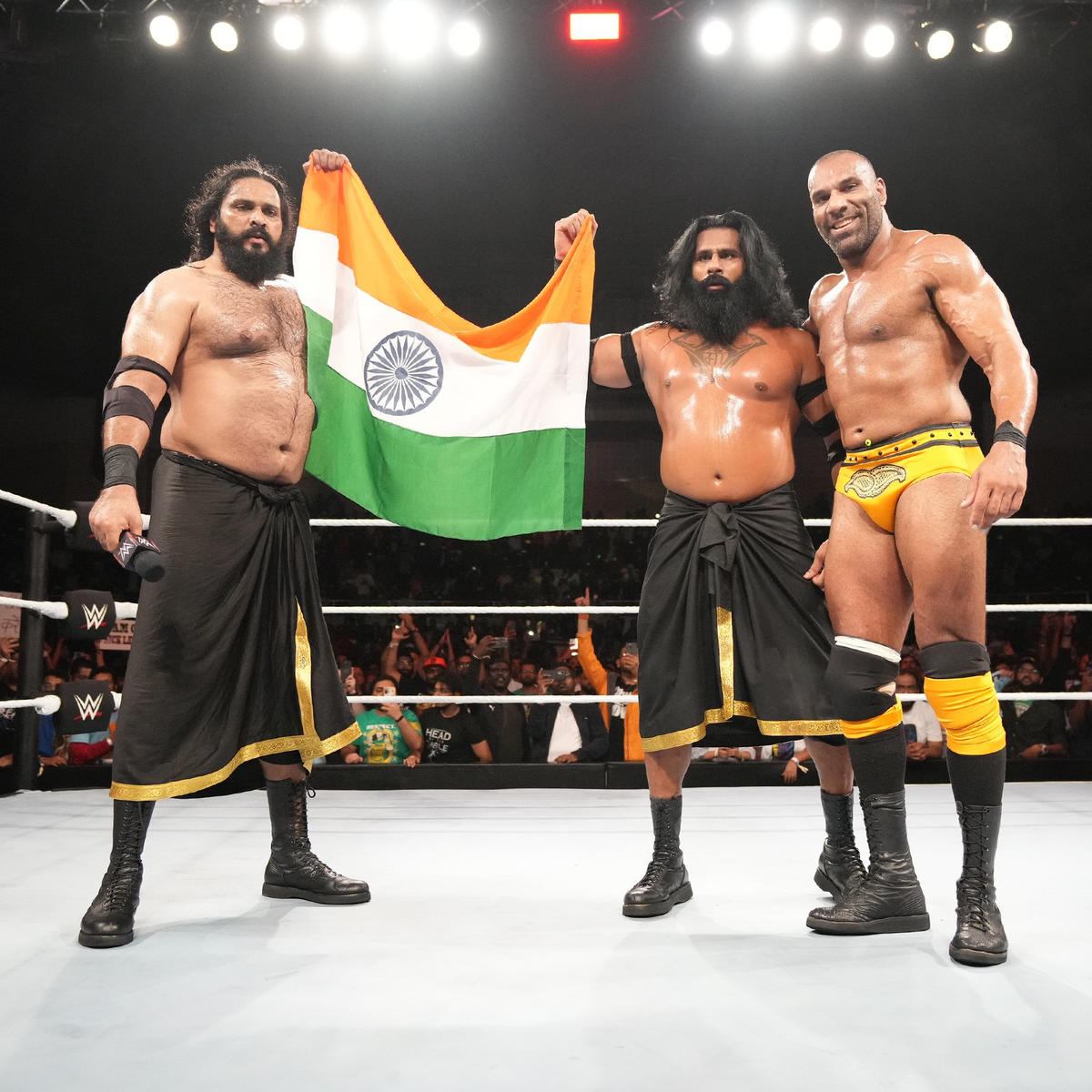Thank you Indus Sher, thank you Maharaja 💔🙏
Last picture with 🇮🇳
We don't know when WWE will return in India for event again! Even we expecting WWE PLE 🇮🇳 
But this picture is lot for Indian fans 🥹

#JinderMahal #Indussher #WWEIndia #WWE #ThankYou