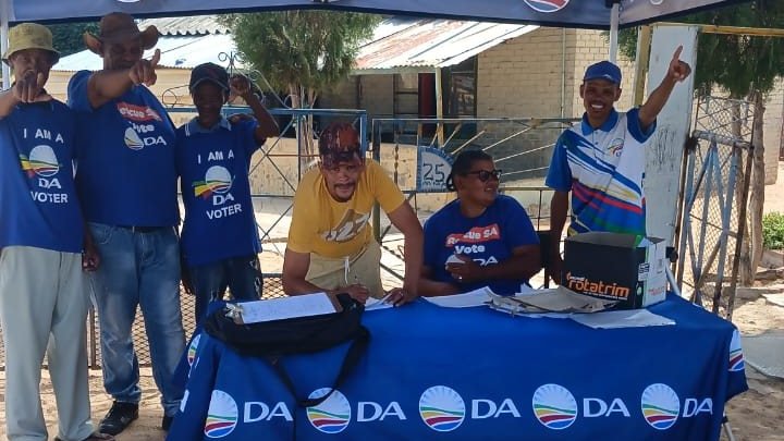 DA_NCape's tweet photo. 📷The DA has been growing support in #Rietfontein, #Calvinia, #Olifantshoek, #Loeriesfontein &amp; #Prieska for the most critical Election since 1994.

The wellbeing of SA depends on you! Vote for the DA with the strength, track record and experience to rescue South Africa. #RescueSA https://t.co/iirTSdKoLi