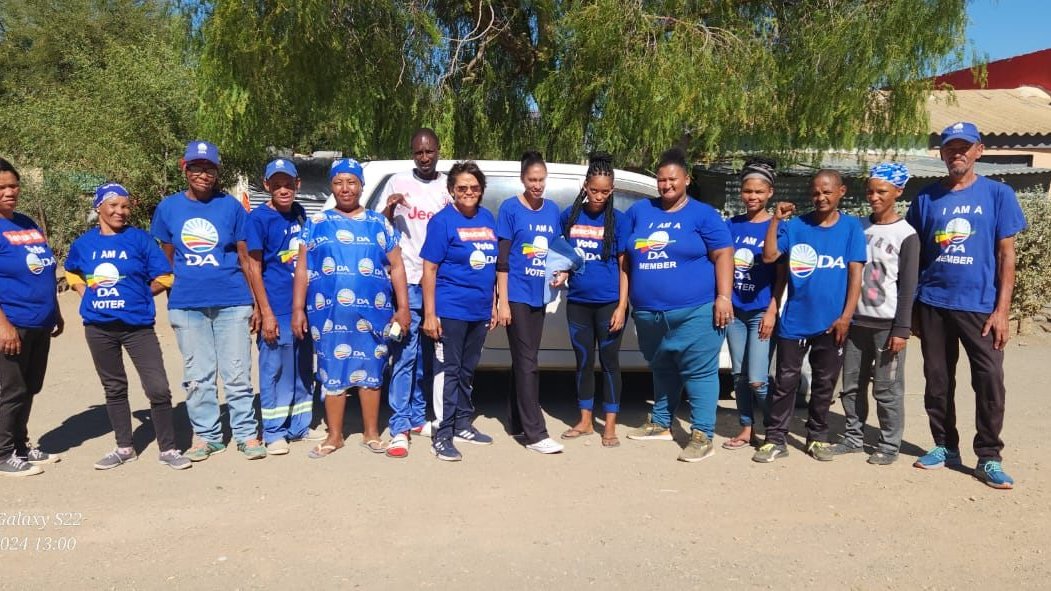 DA_NCape's tweet photo. 📷The DA has been growing support in #Rietfontein, #Calvinia, #Olifantshoek, #Loeriesfontein &amp; #Prieska for the most critical Election since 1994.

The wellbeing of SA depends on you! Vote for the DA with the strength, track record and experience to rescue South Africa. #RescueSA https://t.co/iirTSdKoLi
